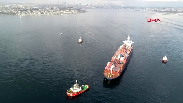 Boğaz'da karaya çarpan gemi sarayburnu açıklarına getirildi