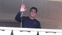 Salman Khan waves hand to say thanks to fans on his birthday | FilmiBeat