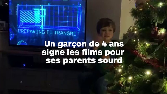 Un garçon interprète les films en langue des signes pour ses parents sourds
