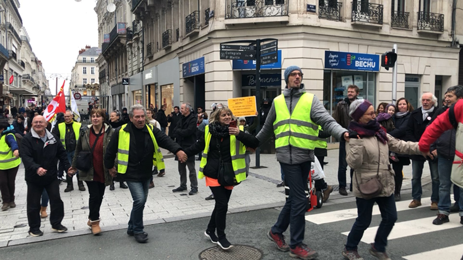 Le groupe de Gilets jaunes Cité jaune Angers - Vidéo Dailymotion