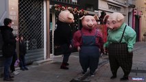 Noëls Insolites: Les trois petits cochons s'invitent à une terrasse de café