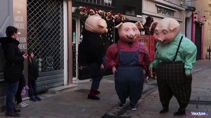 Noëls Insolites: Les trois petits cochons s'invitent à une terrasse de café