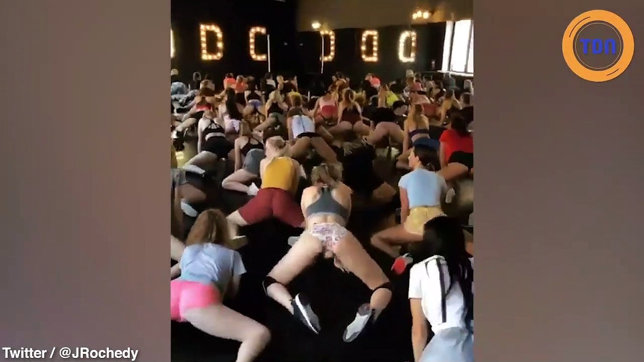 Des dizaines de femmes Twerk ensemble dans la meme salle