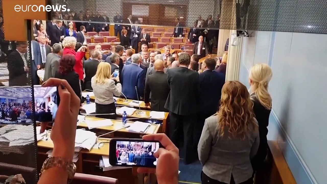 Tumulte im Parlament -  Montenegro billigt strittiges Kirchengesetz