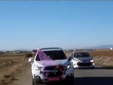 Düğün konvoyunda arabanın içine yanlışlıkla havai fişek sıkıp, komando gibi arabadan atlayan elemanlar