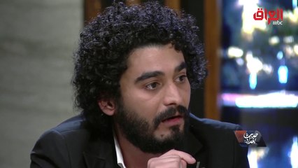 بكاء الخالدي بعد إلقاء قصيدة من أدهم عادل لشهيد عراقي دخل بيته بتابوت الموت للمرة الأخيرة