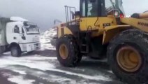 Siirt'te kar yağışı nedeniyle kapanan 18 köy yolu ulaşıma açılırken, mahsur kalan araçlar kurtarıldı