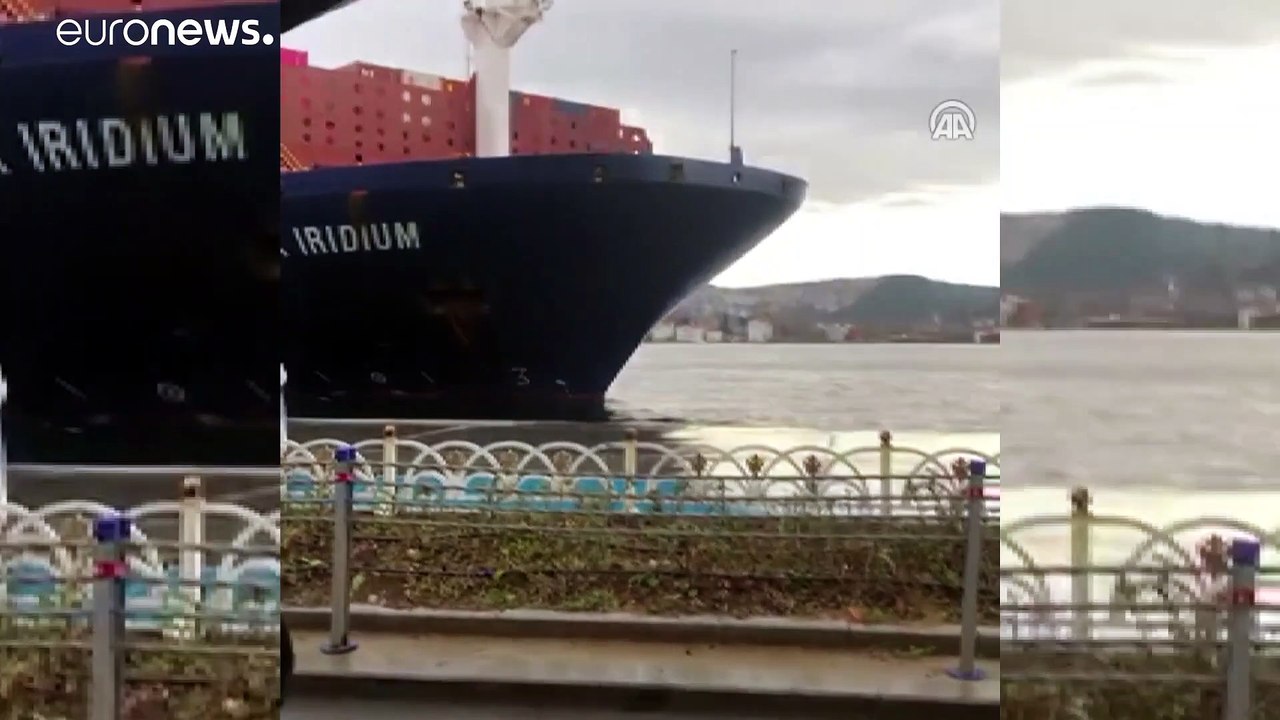 Frachter rammt Ufer in Istanbul