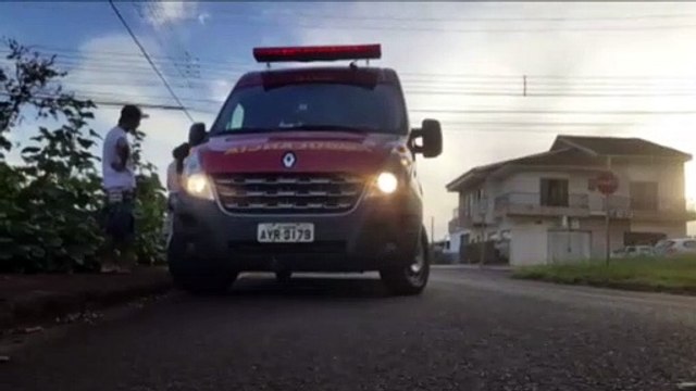Mulher é socorrida pelo Siate após ser atropelada por carro no XIV de Novembro