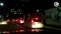 Mulher se arrisca na janela de carro e mostra bunda no meio do trânsito em Vitória