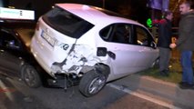 Hafif ticari araç, lüks otomobile çarptı 1 yaralı