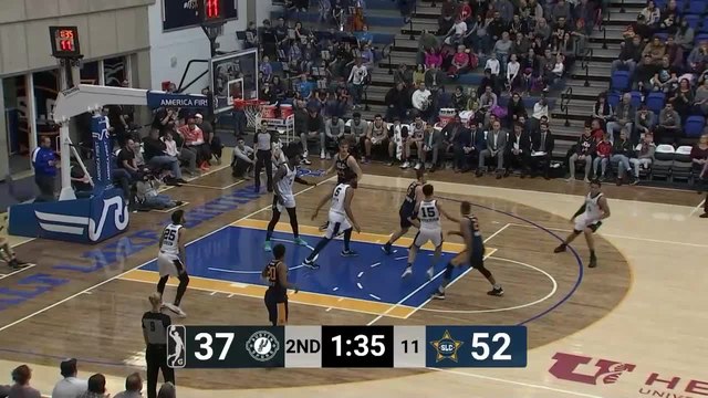 Isaac Haas rattles the rim on the finish!