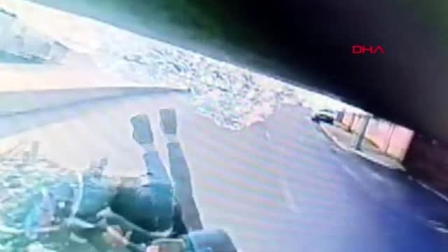 Arnavutköy'de motosiklet kazası kamerada