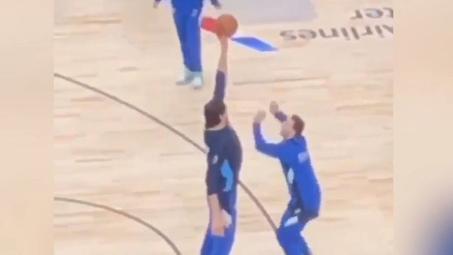Boban Marjanovic usa su 2'40 de envergadura para jugar con Luka Doncic