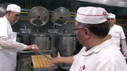 Ünlü baklavacı Nadir Güllü’den bademli baklava