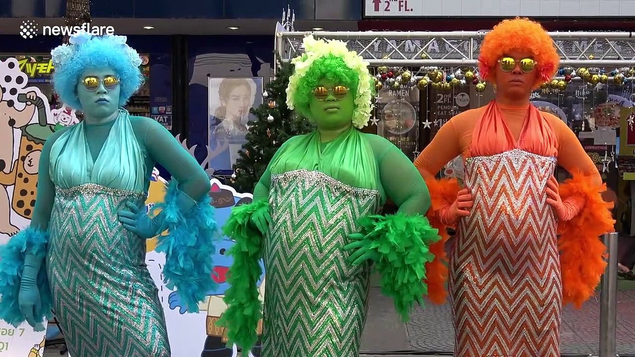 Street performers entertain crowds at festival in Bangkok