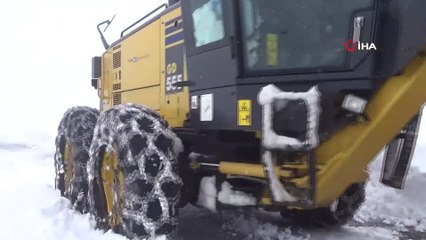 Karda Kapanan Yolları Açma Çalışmaları Sürüyor