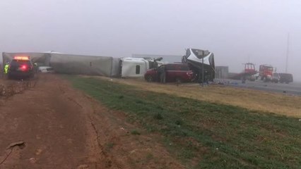 Video herunterladen: Un camión sufre un aparatoso accidente sin víctimas en Texas (EEUU)