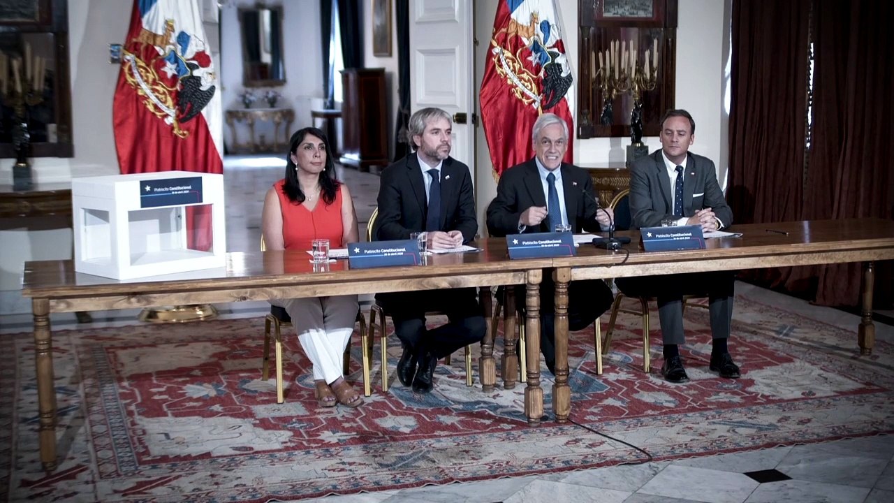 Chiles Präsident kündigt Referendum an - Proteste halten an