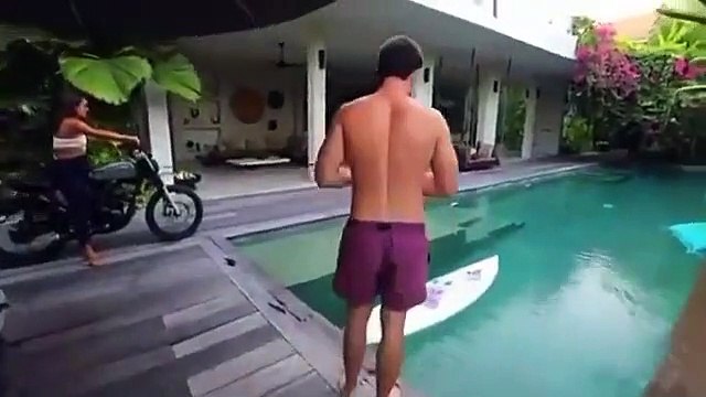 Un homme qui voulait faire du Wakeboard dans une petite piscine à l'aide d'une moto
