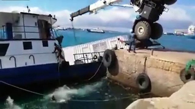 Un équipage qui se sauve après le naufrage de leur bateau !