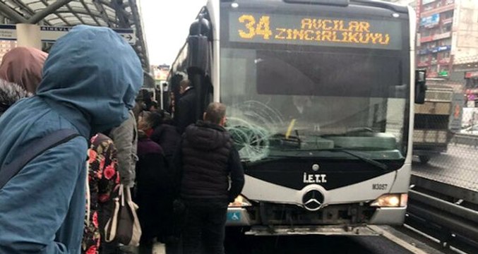 Son dakika: Şirinevler durağında metrobüs bir kadın yolcuya çarptı! Seferler durdu