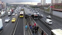 Şirinevler durağında yolcuya metrobüs çarptı, avcılar yönünde seferler yapılamıyor