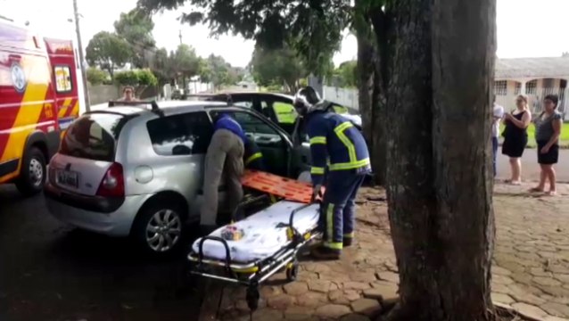 Peugeot é jogado contra árvore, após bater com Clio no Bairro São Cristóvão