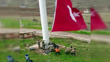 Köylüler, dev Türk bayrağını köyün en tepesinde dalgalandırdı