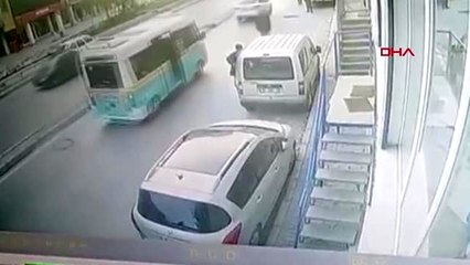 İzmir kapkaççıların araçtaki çantayı alıp kaçtığı anlar kamerada