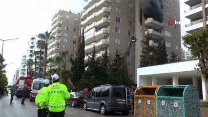 Ev alev alev yandı, bebek ve çocuklar binadan mahallelinin yardımıyla çıkarıldı