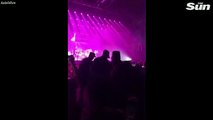 Dua Lipa llora durante un concierto en China