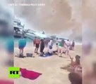 El momento en que enormes rocas caen sobre turistas en una popular playa griega