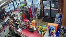 Estos chicos roban una tienda después de que el vendedor sufriera un ataque cardíaco