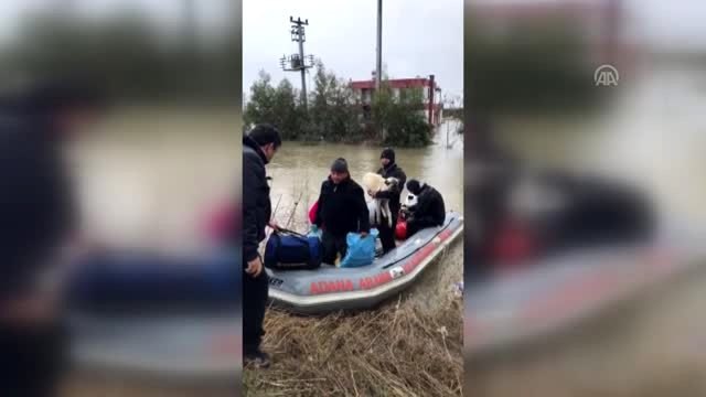 Su baskını nedeniyle evlerinde mahsur kalan çift ve köpekleri botla kurtarıldı