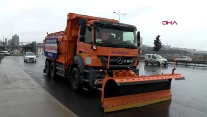 Büyükçekmece d-100 karayolu'nda kar küreme araçlarıyla önlem