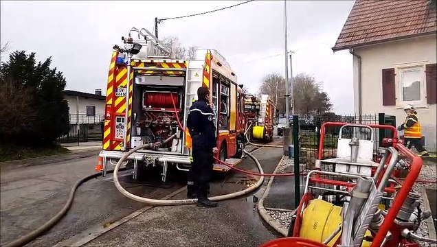 Une grange en feu à Village-Neuf