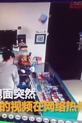 ¿Fideos embrujados?: Un plato instantáneo salta en el aire y desparrama su contenido