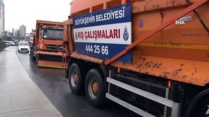 İstanbul'da Kar Küreme Araçları Yollara Çıktı