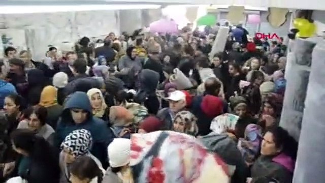 Mağazada ''bedava'' izdihamı ! Birbirlerini ezdiler