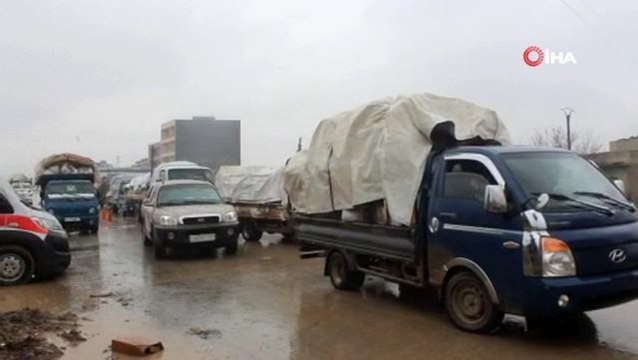 İdlib'de siviller güvenli bölgelere kaçmaya devam ediyor