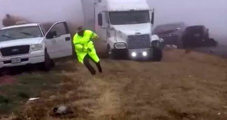 ABD'de yoğun sis nedeniyle yoldan çıkan TIR, dehşet saçtı!