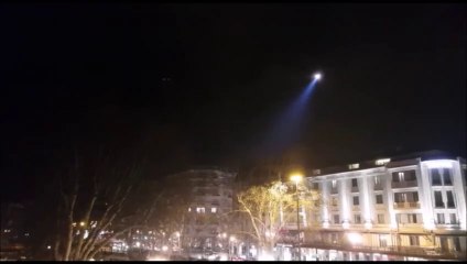 Un hélicoptère survole Annecy