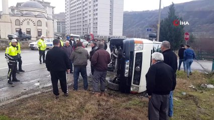 Minibüs ırmağa uçmaktan son anda kurtuldu