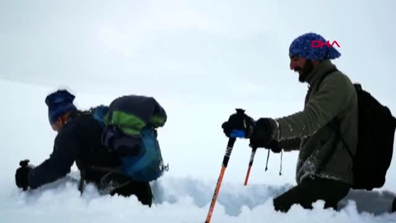 Hakkari'de dağcılar, 1,5 metre karda yürüyüş yaptı