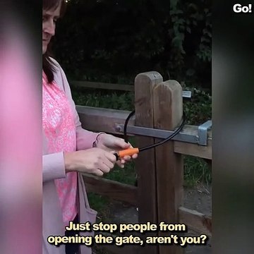 Cette femme pas très futée veut fermer ce portail avec un cadenas anti-vol