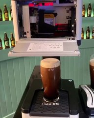 Une machine qui dessine sur la mousse de votre bière