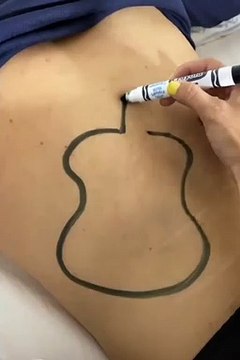 La blague qu'elle fait à son copain est tellement drole