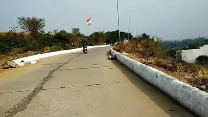Descente en vélo sur la tête les pieds en l'air !