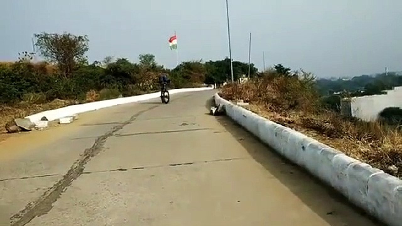 Descente en vélo sur la tête les pieds en l'air !